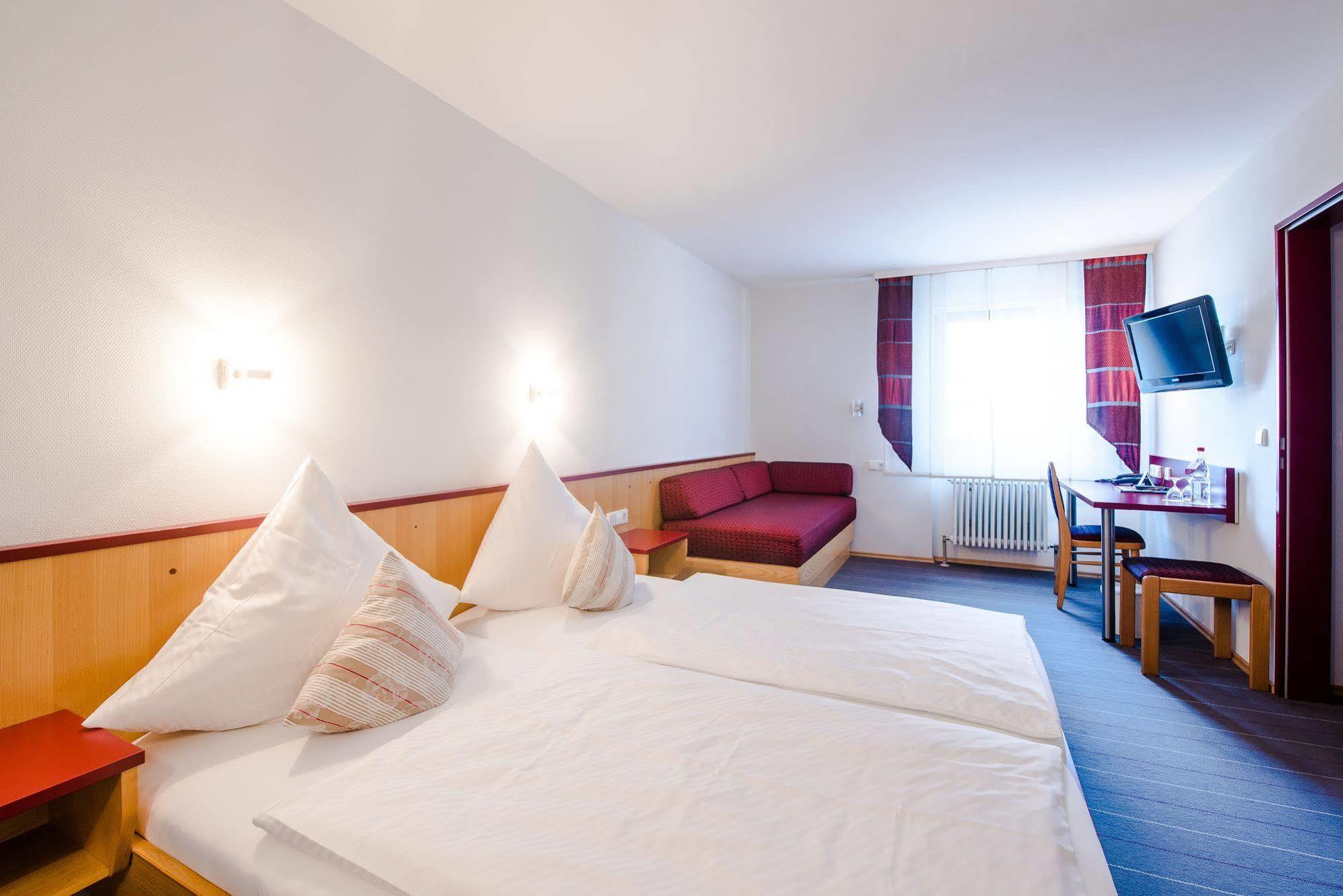 Hotel Gasthof Zum Roessle Альтенштадт Экстерьер фото